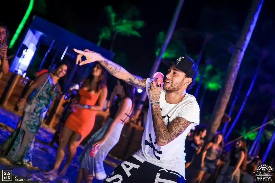 曼联欧联杯客场险胜，积分榜形势紧张