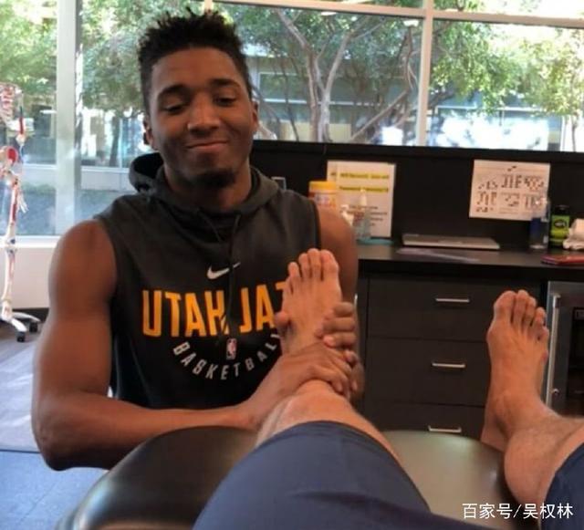 [NBA]伦纳德突分外线 科林斯底角三分稳稳命中