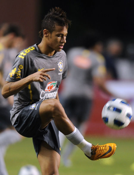 融于池畔，简于形制；瑞典高尔夫球场度假木屋设计