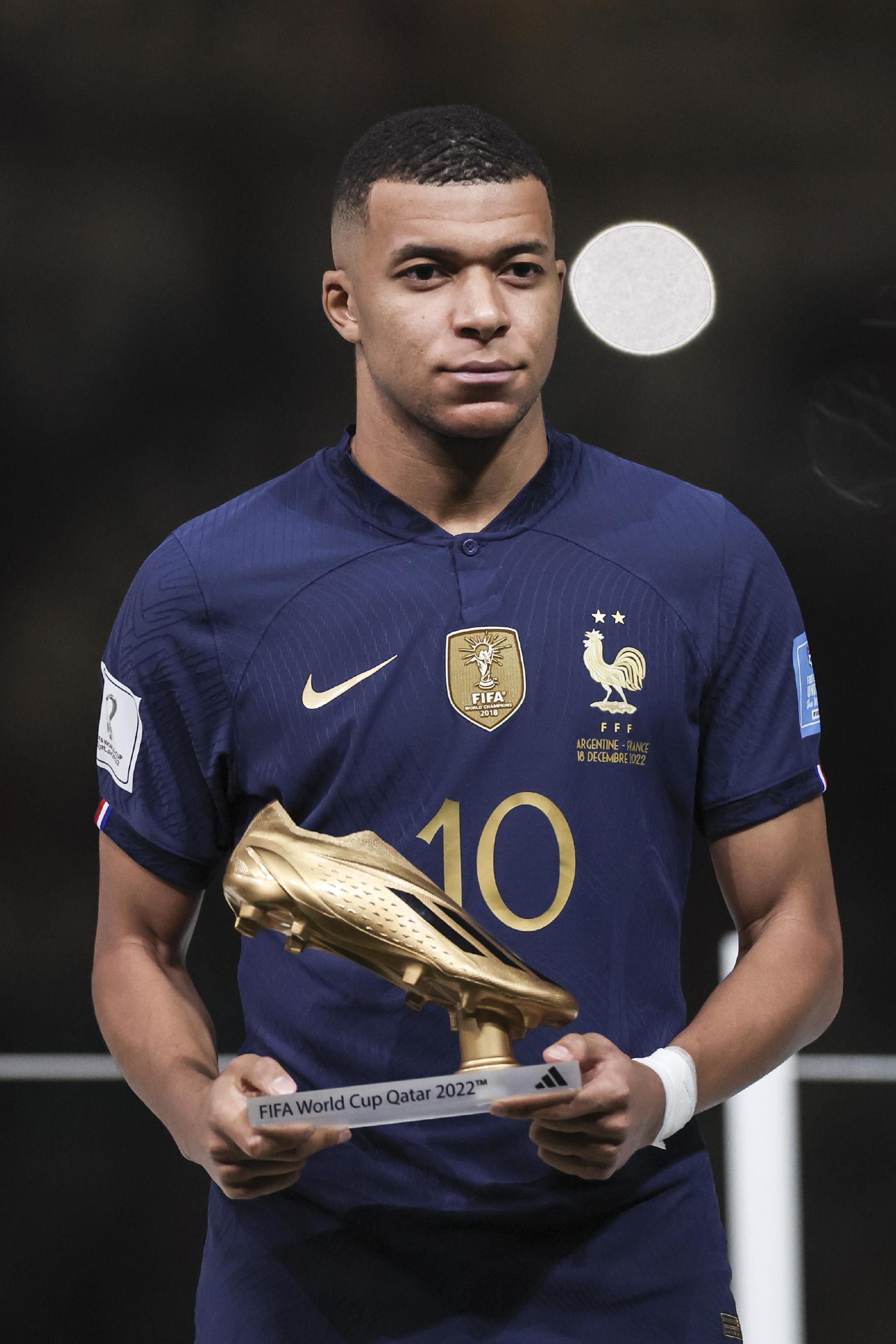 2-0！开场破门+补时补刀 核心+中卫双双伤退 13.1亿豪门17场不败